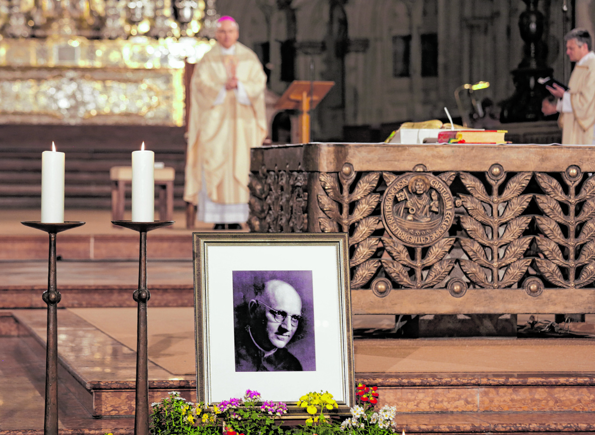 Während des Gedenkgottesdienstes im Regensburger Dom zum 75. Jahrestag der Ermordung von Dr. Johann Maier stand ein Porträtfoto des Dompredigers am Altar.