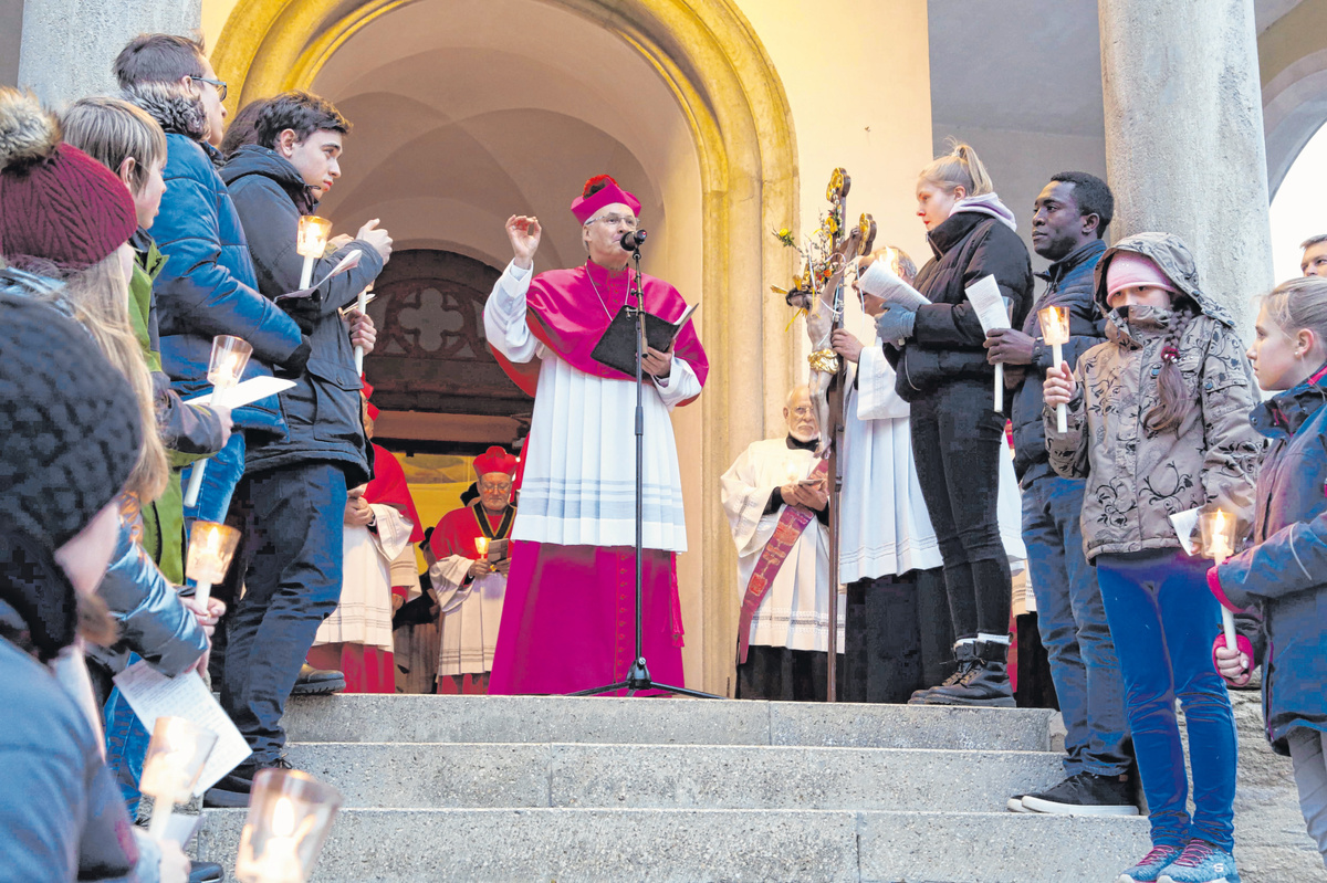 Bischof Rudolf Voderholzer bei seiner Predigt vor der Dreifaltigkeitskirche.