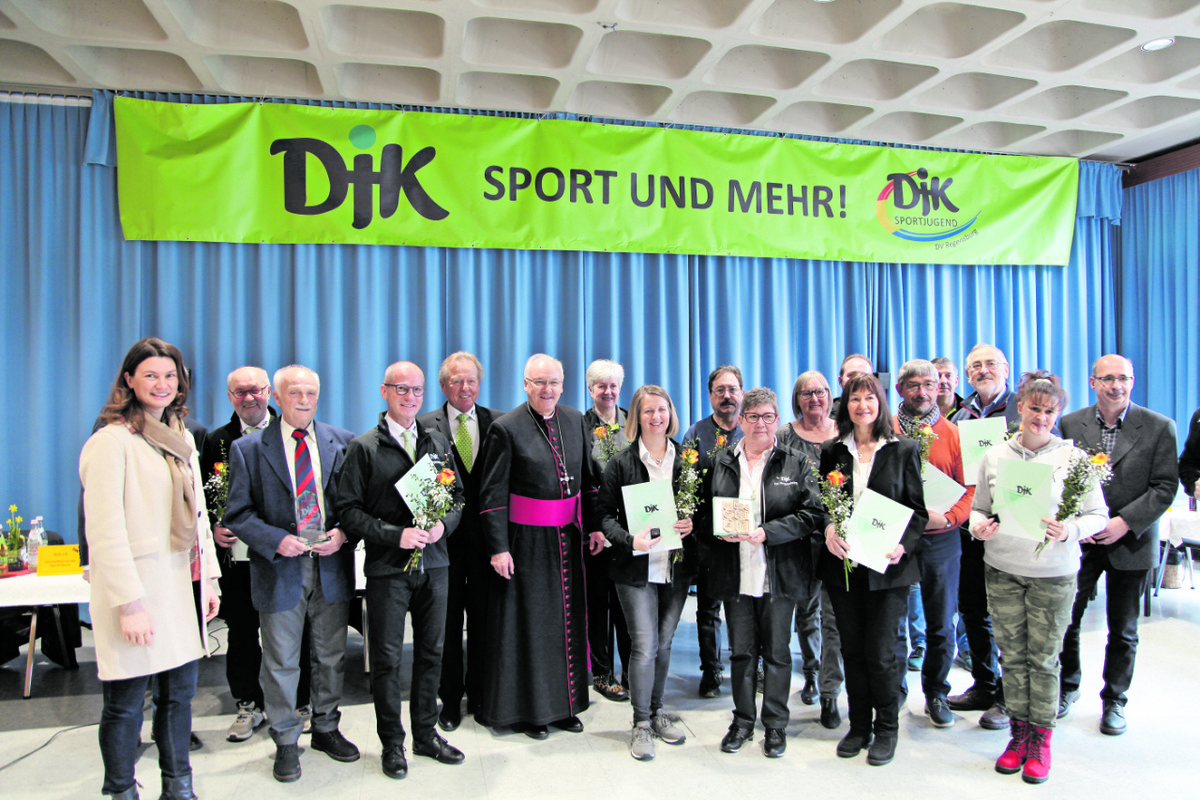 Bei der Diözesanversammlung der DJK in Regensburg ehrte Bischof Rudolf Voderholzer „stille Stars“ und verdiente Mitglieder des Verbands. Foto: Hofbauer