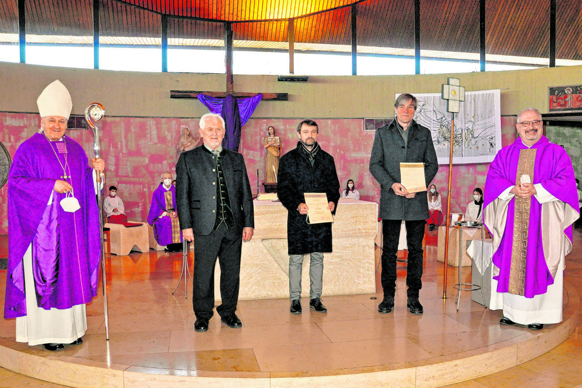 Bischof Voderholzer (links) und Pfarrer Koller (rechts) mit den Geehrten (von links): Ludwig Schinn, Jürgen Frömberg und Johannes Ott. 