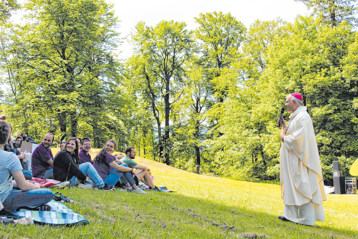 Freiluft-Gottesdienst auf dem Fahrenberg: Bischof Rudolf Voderholzer bei seiner Predigt vor den Jugendlichen.