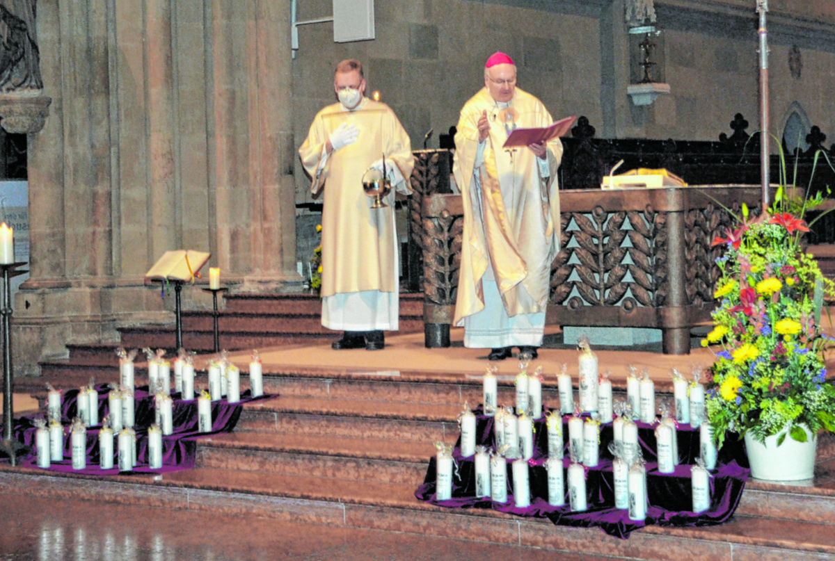 Bischof Rudolf Voderholzer segnet die Erinnerungskerzen an das Jubiläum für die 49 Frauen- und Müttervereine im Bistum. Foto: Prämaßing