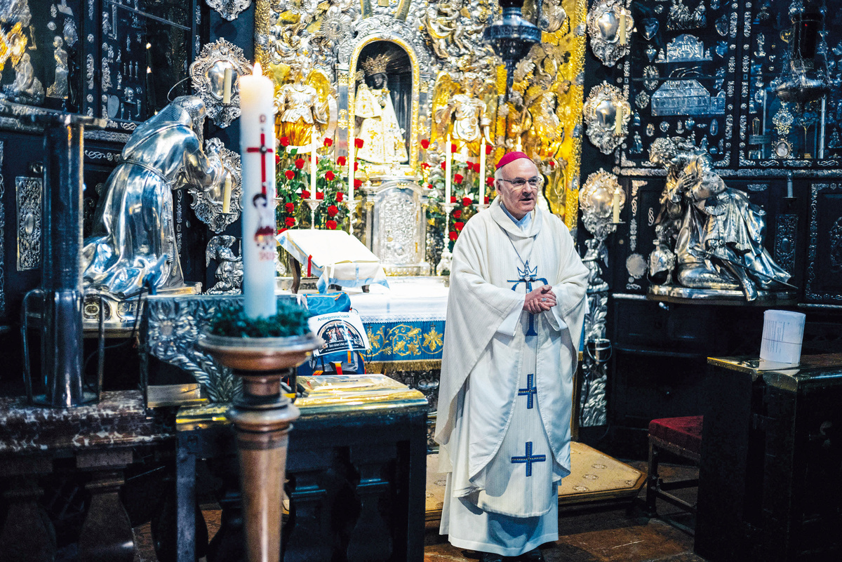 Bischof Rudolf Voderholzer hat einen Rucksack mit 2000 Gebetsanliegen in der Gnadenkapelle vor die Gottesmutter gebracht.