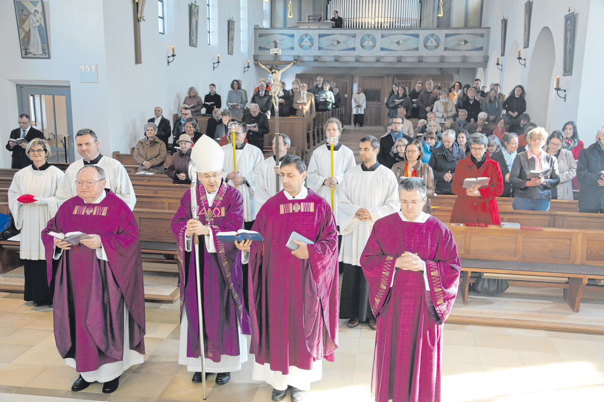   Zum 50-jährigen Bestehen des Seelsorgeamtes feierte Bischof Rudolf Voderholzer in Regensburg-St. Josef (Ziegetsdorf) einen Pontifikalgottesdienst.