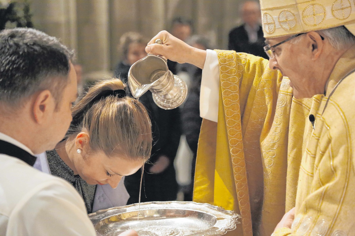 Bischof Rudolf Voderholzer spendet das Sakrament der Taufe. Damit wird die gläubige Person in die Kirche aufgenommen. 
