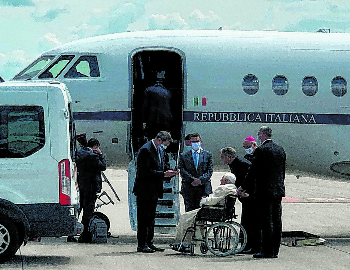 Die Malteser, die „Sanitätsgarde des Papstes“, begleiteten Papst em. Benedikt XVI. nicht nur in Regensburg, sondern auch auf dem Weg zum Münchner Flughafen. 