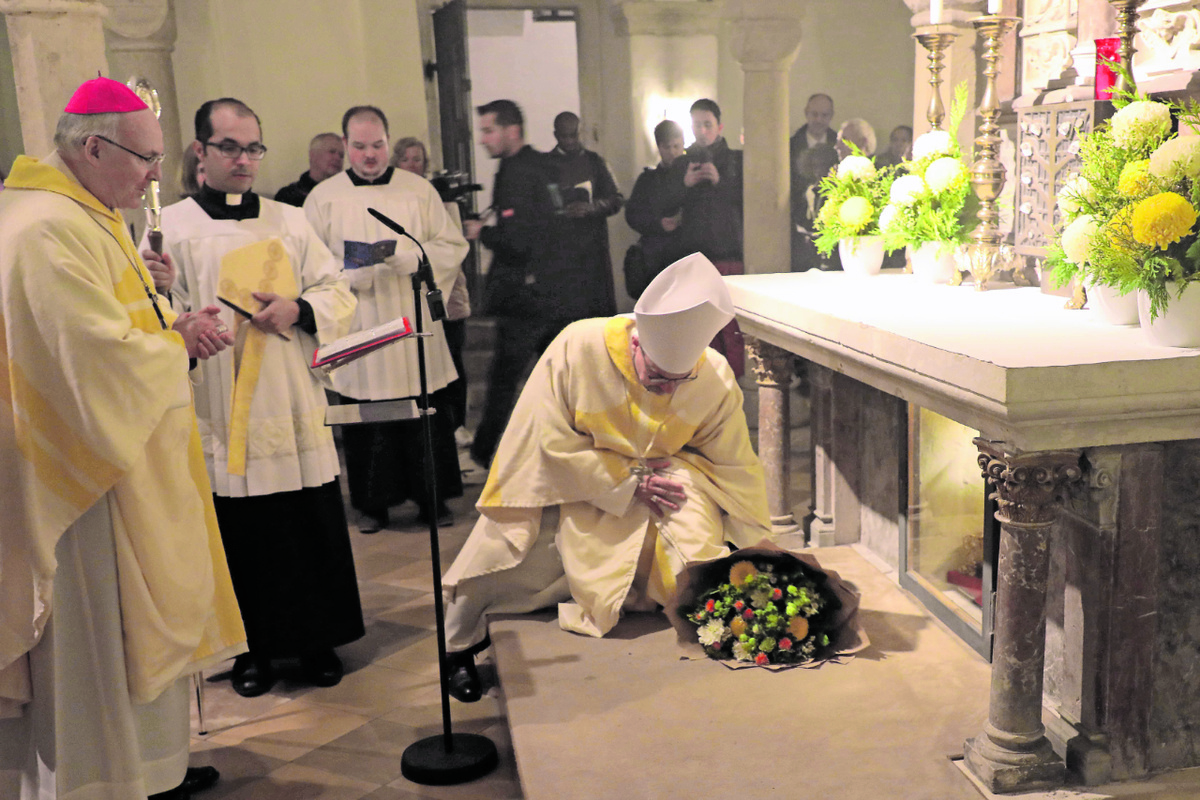 Bischof Tomáš Holub aus Pilsen legte am Reliquienschrein des heiligen Wolfgang in der Krypta von St. Emmeram einen Blumenstrauß nieder. Foto: Oberst