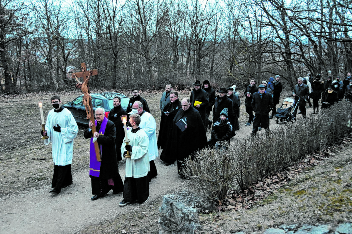 Bischof Rudolf Voderholzer trug selbst das Kreuz und führte die erste Prozession der Fastengebetsaktion an. Foto: M. Bauer