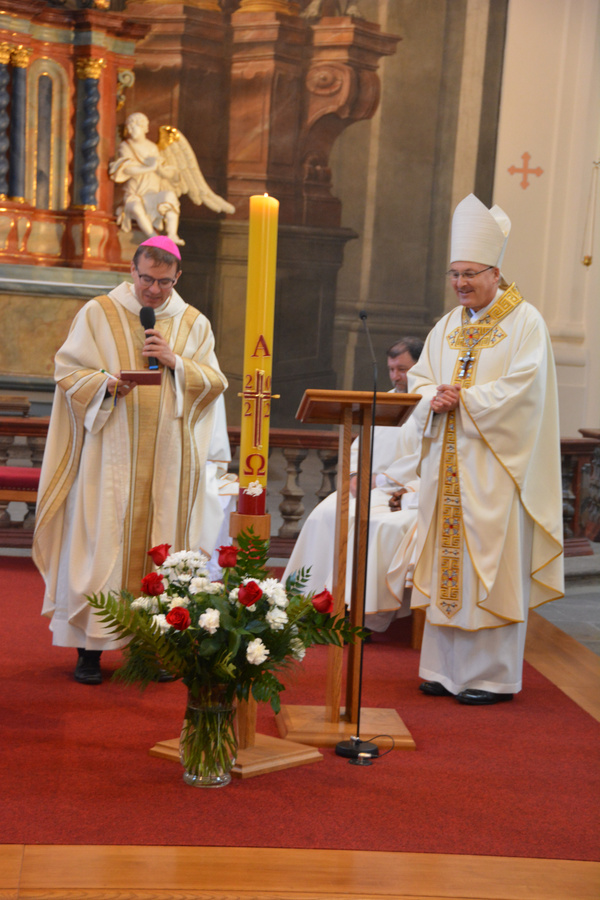   Die Bischöfe Tomáš Holub und Rudolf Voderholzer bei der gemeinsamen Predigt in der Jesuitenkirche zur Unbefleckten Empfängnis. Foto: M. Bauer