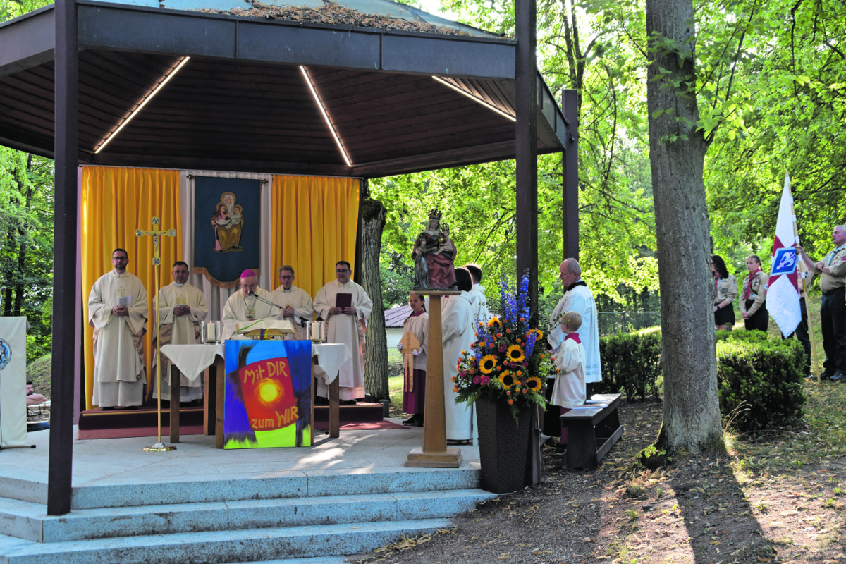 „Mit Dir zum Wir“ prangte auf einem Schild vor dem Altar. Das nahm Bischof Voderholzer zum Anlass, die Gläubigen aufzufordern, den Glauben in der Gemeinschaft zu feiern. Foto: Schöpf