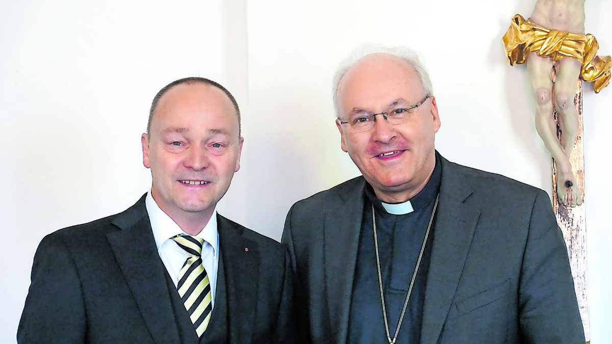  Bischof Rudolf Voderholzer (rechts) mit dem neuen Bischöflichen Finanzdirektor Erwin Saiko (links) beim persönlichen Gespräch im Ordinariat. Foto: Groß