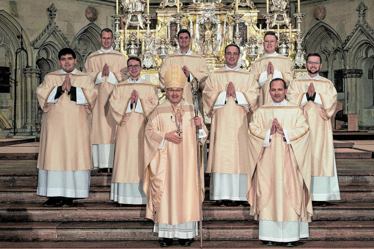 Die sieben neuen Diakone zusammen mit Bischof Rudolf Voderholzer (vorne, links) und dem Regens des Regensburger Priesterseminars Martin Priller (vorne, rechts).