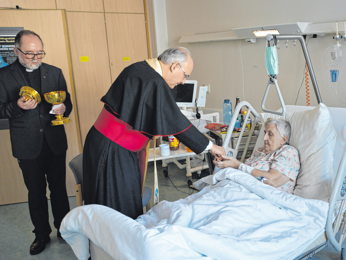 Assistiert von Krankenhausseelsorger Diakon Peter Bublitz, brachte Bischof Rudolf Voderholzer einigen Patienten die Krankenkommunion und segnete sie.