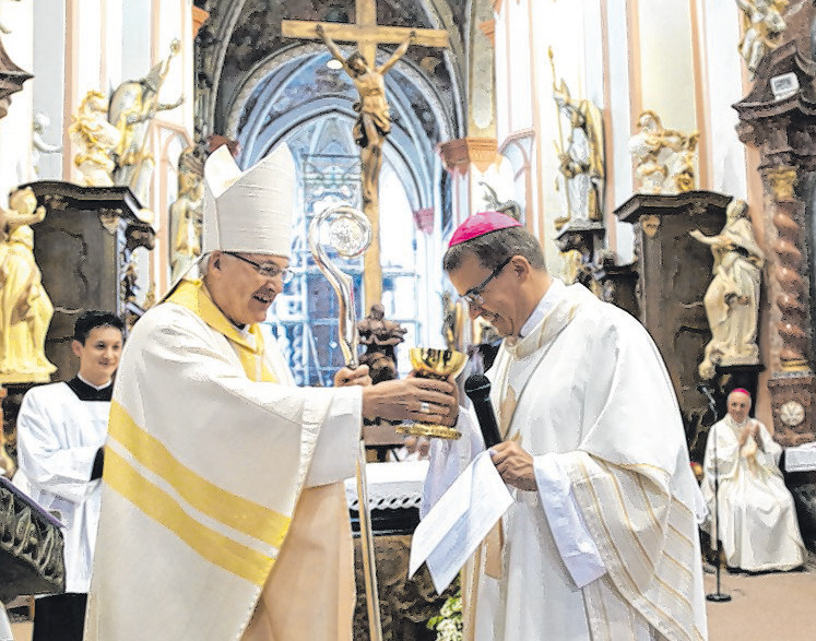 Beim Pontifikalgottesdienst in der Klosterkirche überreichte Bischof Rudolf Voderholzer ein Replikat des sogenannten Wolfgangskelches an Bischof Tomáš Holub.