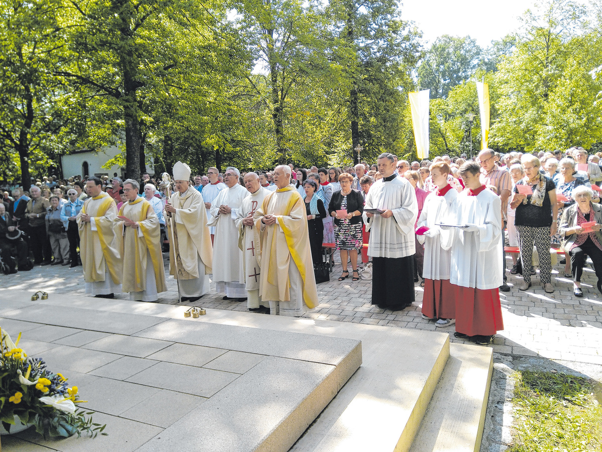   Bischof Rudolf Voderholzer feierte mit den Konzelebranten, dem Diakon und zahlreichen Gläubigen den Eröffnungsgottesdienst zum diesjährigen Frohnbergfest in Hahnbach.