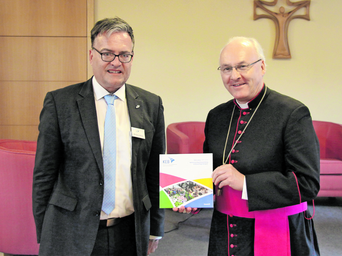 Wolfgang Stöckl überreichte Bischof Voderholzer eine zum Jubiläum erstellte Festschrift. Foto: Doering