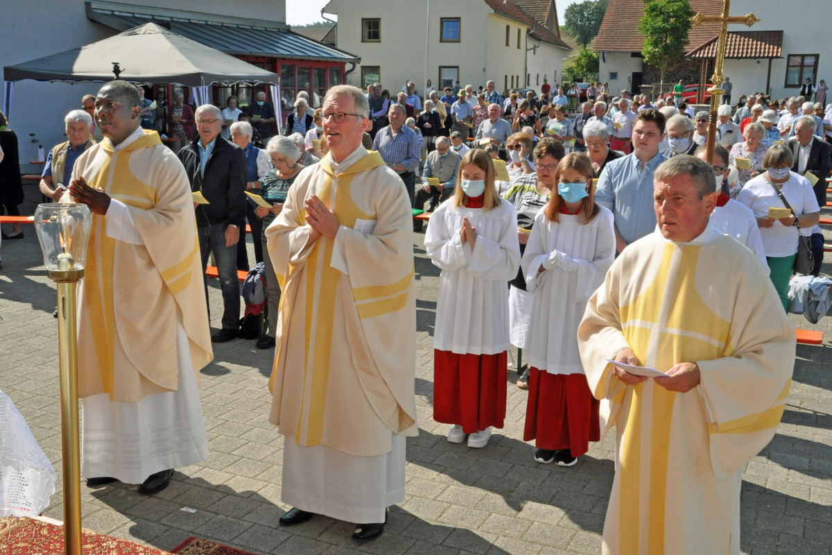 Beim Vormittagsgottesdienst zum Bernhardfest (vorne, von links): Pfarrer Stephen Annan, Festprediger Pfarrer Klaus Beck und Diakon Norbert Steger. 
