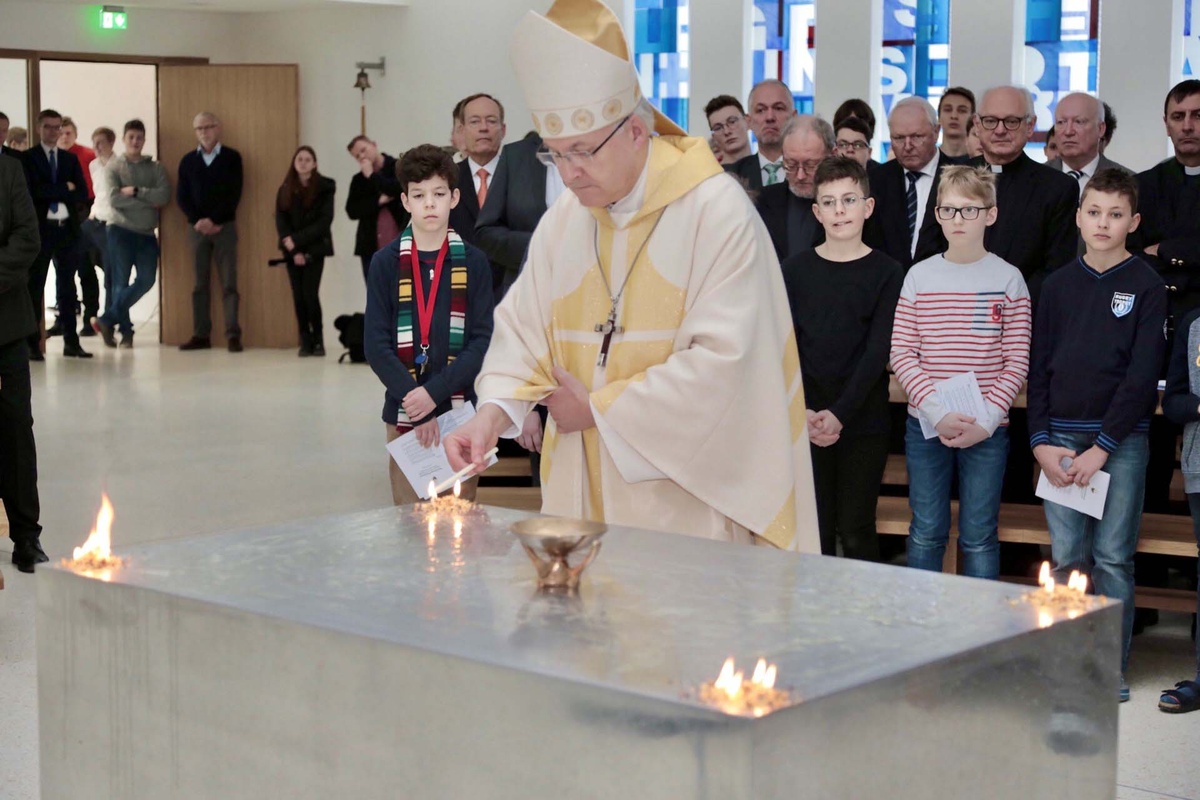 Bischof Rudolf Vorderholzer weihte auch den neuen Altar der Hauskapelle St. Wolfgang.