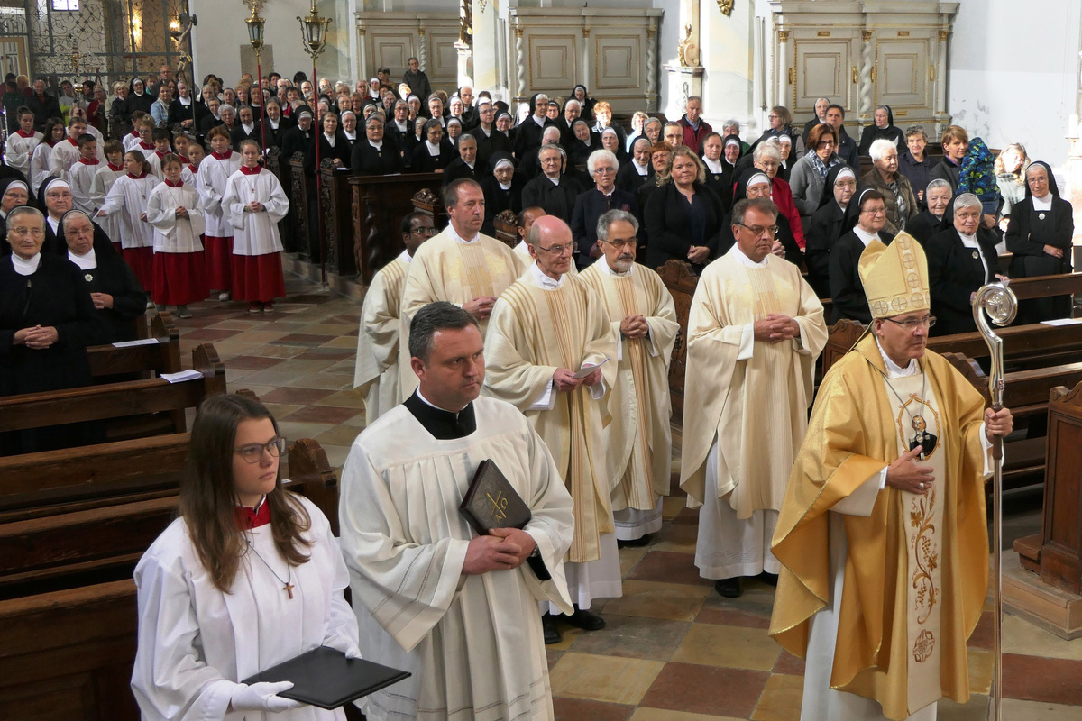 Bischof Rudolf Voderholzer und die Konzelebranten beim „Te Deum“ zum Schluss des Festgottesdienstes in der Mallersdorfer Pfarrkirche.