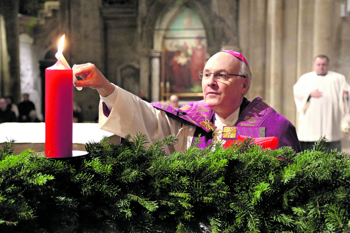 Zu Beginn der feierlichen Pontifikalvesper im Hohen Dom St. Peter zum ersten Advent segnete Bischof Rudolf Voderholzer den Adventskranz und entzündete die erste der vier Kerzen. Foto: Schötz