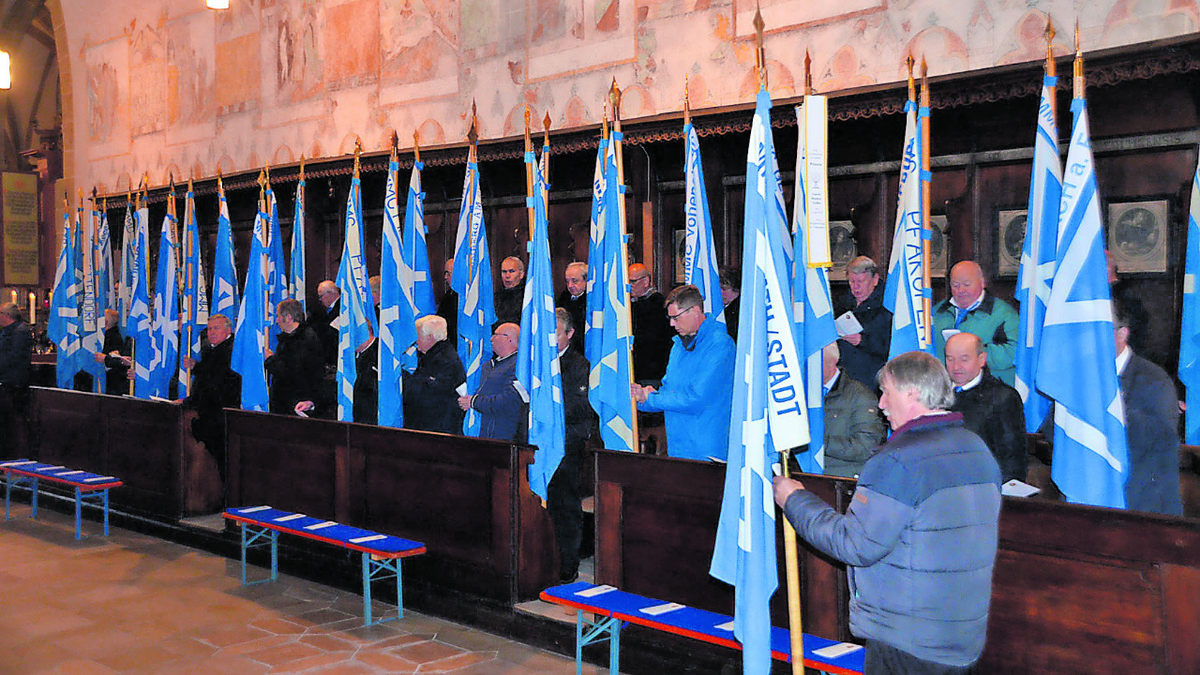 Das marianische Blau dominierte beim Festgottesdienst in der Regensburger Dominikanerkirche. Insgesamt waren es 80 Banner, die von den einzelnen Pfarrgruppen der MMC mitgebracht worden waren. Foto: Prämassing 