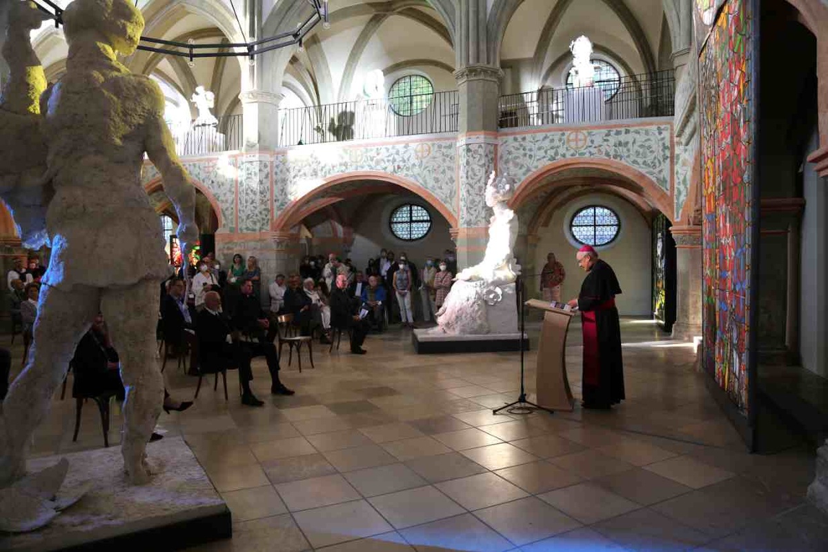 Bischof Rudolf (rechts) eröffnete die Austellung „Der göttliche Funke II“. Links vorne der Künstler Markus Lüpertz. Foto: pdf