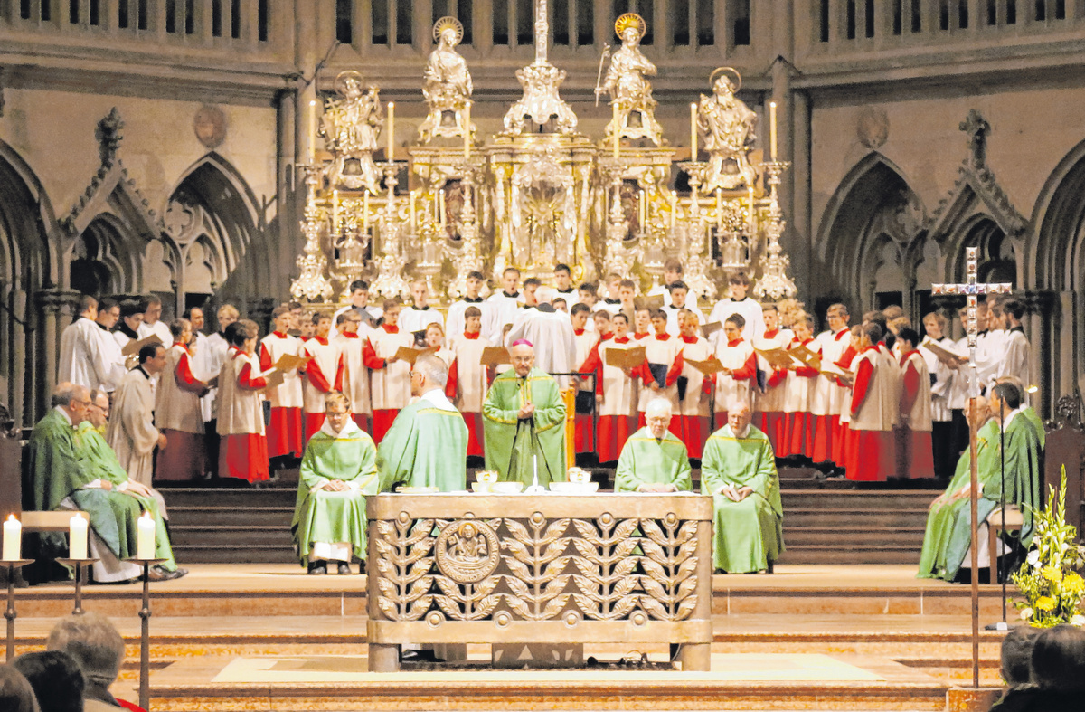 Bischof Rudolf Voderholzer feierte den Jubiläumsgottesdienst im Dom St. Peter, den die Regensburger Domspatzen musikalisch gestalteten.