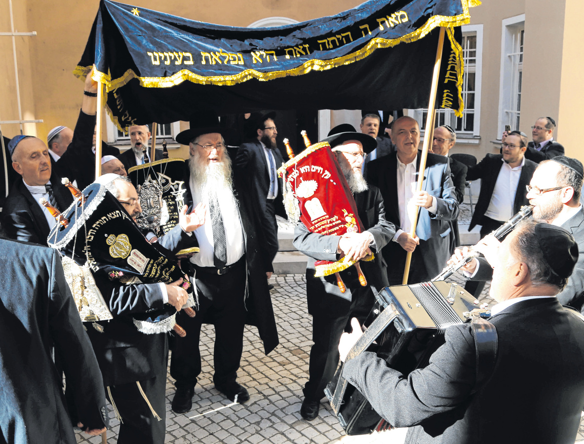 Mit Tanz und Gesang feierte die Jüdische Gemeinde in Regensburg die Einweihung ihrer neuen Synagoge. Männer mit Kippa umarmten und küssten die Thorarollen, die vom alten Betsaal in das neue Gotteshaus getragen wurden. 