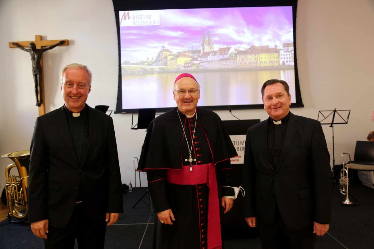 Bischof Rudolf Voderholzer mit dem scheidenden Generalvikar Michael Fuchs (links) und dem neuen Generalvikar Roland Batz. Foto: pdr