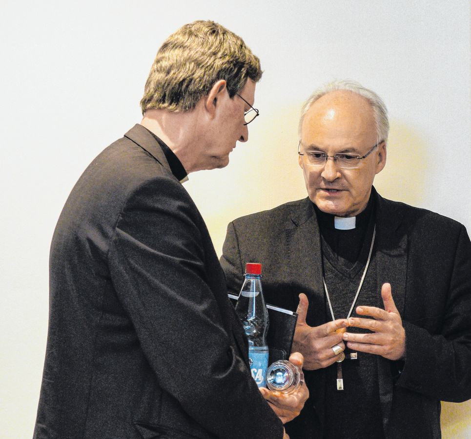  Kardinal Rainer Maria Woelki, Erzbischof von Köln, und Bischof Rudolf Voderholzer im Gespräch während der Frühjahrsvollversammlung der Deutschen Bischofskonferenz am 11. März in Lingen.