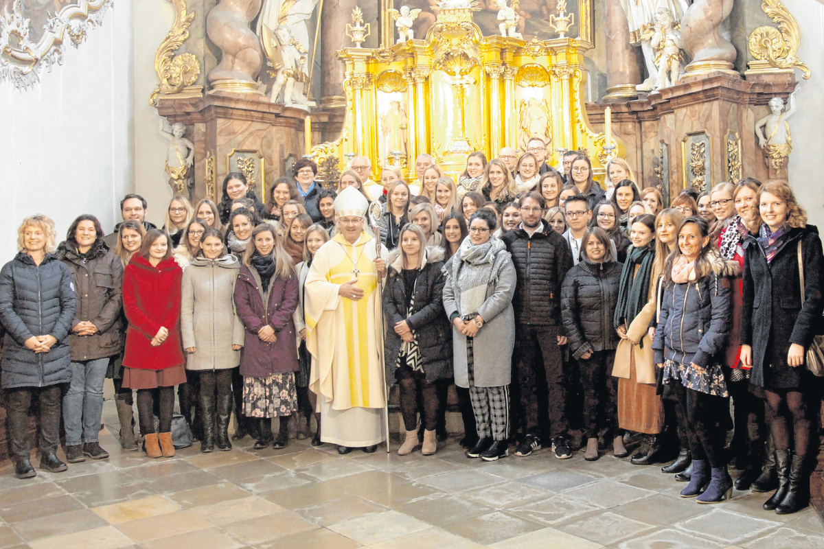  Gruppenbild der durch die Missio canonica beauftragten neuen Religionslehrer mit Bischof Rudolf Voderholzer.