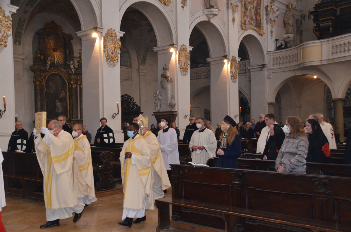 Einzug des liturgischen Dienstes zur Feier des Hochfestes des Bistumspatrons St. Wolfgang in der Regensburger Basilika St. Emmeram. Foto: Prämassing