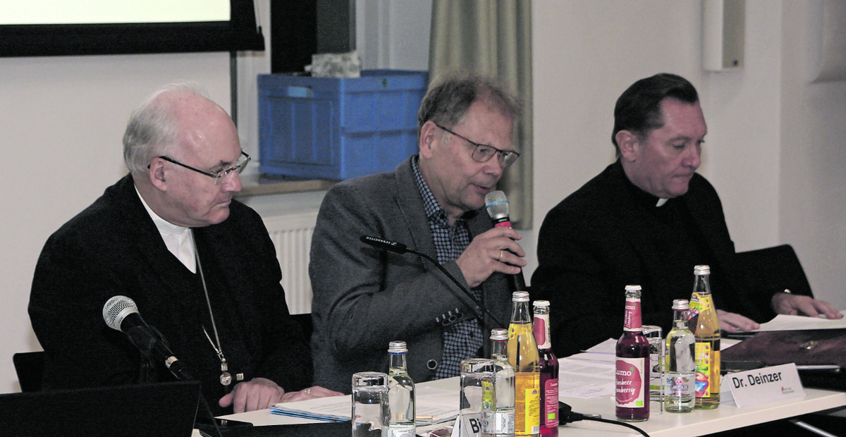 Bei der Herbstvollversammlung des Diözesanpastoralrats (von links): Bischof Rudolf Voderholzer, Impulsgeber Klemens Deinzer und Generalvikar Roland Batz. Foto: Fernrohr