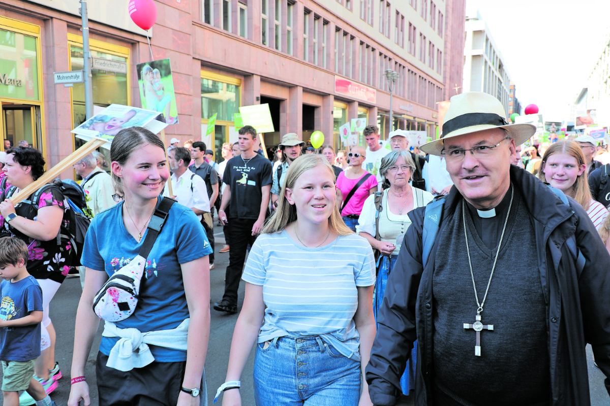 Gemeinsam unterwegs für den Schutz des Lebens: Bischof Rudolf Voderholzer zusammen mit Jugendlichen aus dem Bistum Regensburg. Foto: Beirowski