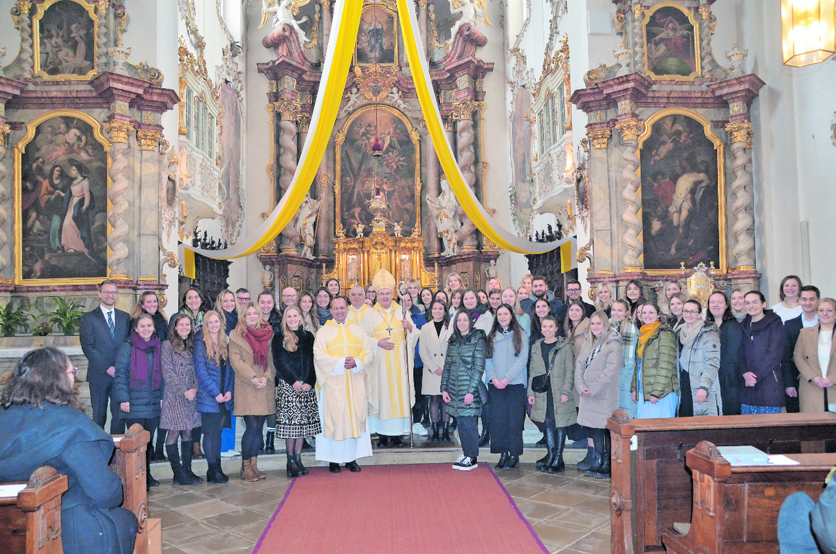 Fast 80 Lehrerinnen und Lehrer erhielten von Bischof Rudolf feierlich die Missio canonica, die Erlaubnis, nun katholischen Religionsunterricht erteilen zu dürfen. Foto: Prämaßing