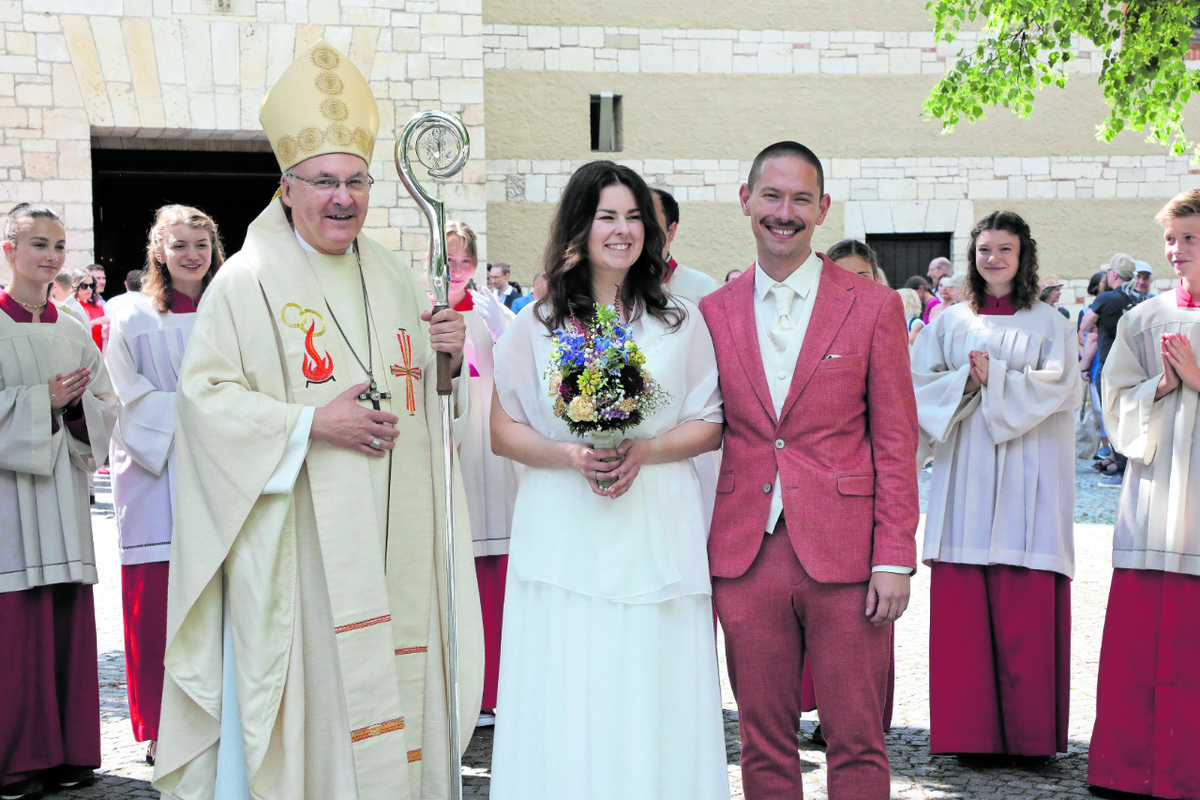 Bischof Rudolf Voderholzer sagte spontan zu, Gerlinde Alesi und Arvid Lindenau auch das Sakarment der Ehe zu spenden. Foto: Winterlich