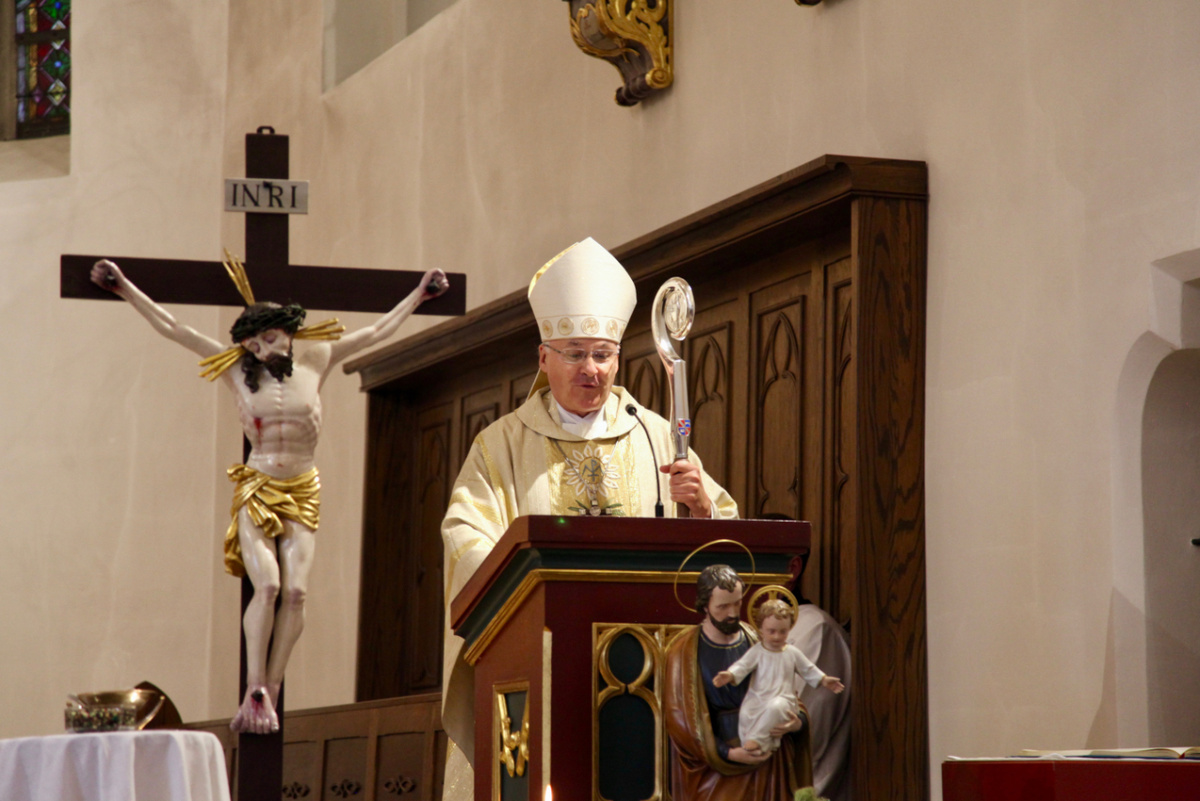 Anlässlich der 400. Fatima-Monatswallfahrt zelebrierte Bischof Rudolf Voderholzer einen Pontifikalgottesdienst in Tirschenreuth. 