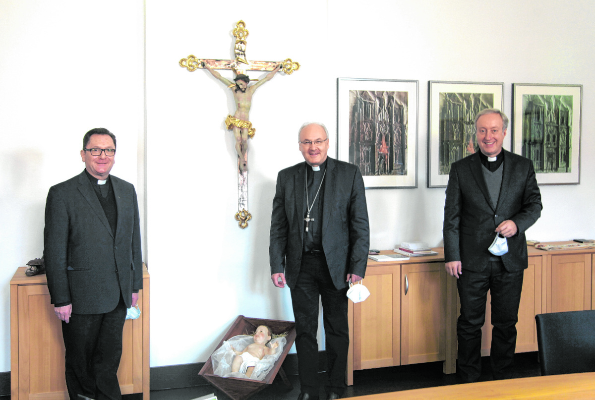 Beim gemeinsamen Fototermin (von links): Monsignore Roland Batz, Bischof Rudolf Voderholzer und Prälat Michael Fuchs. 