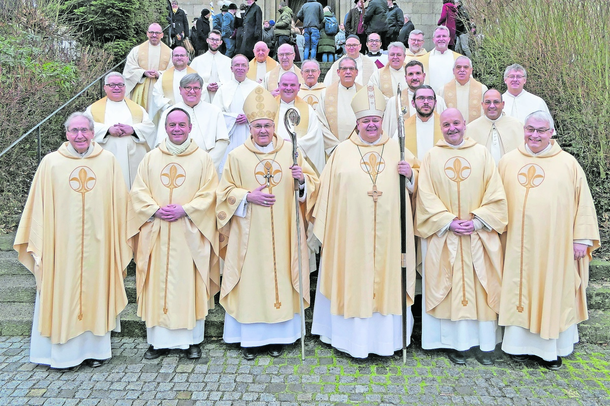 Gruppenfoto der Klostergemeinschaften Windberg und Roggenburg mit dem benedizierten Abt Petrus-Adrian Lerchenmüller und Bischof Voderholzer. Foto: Hilmer