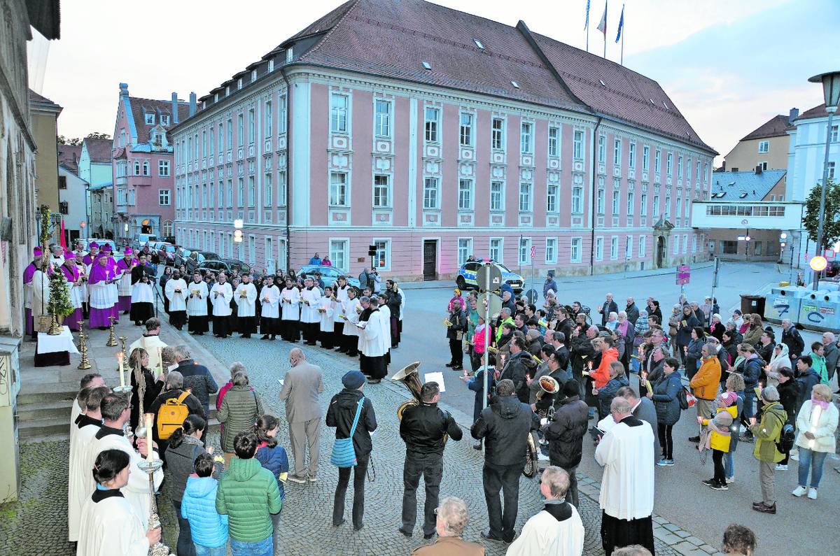 Auf dem Regensburger Emmeramsplatz fand die Bittprozession ihren feierlichen Abschluss. Foto: Prämaßing