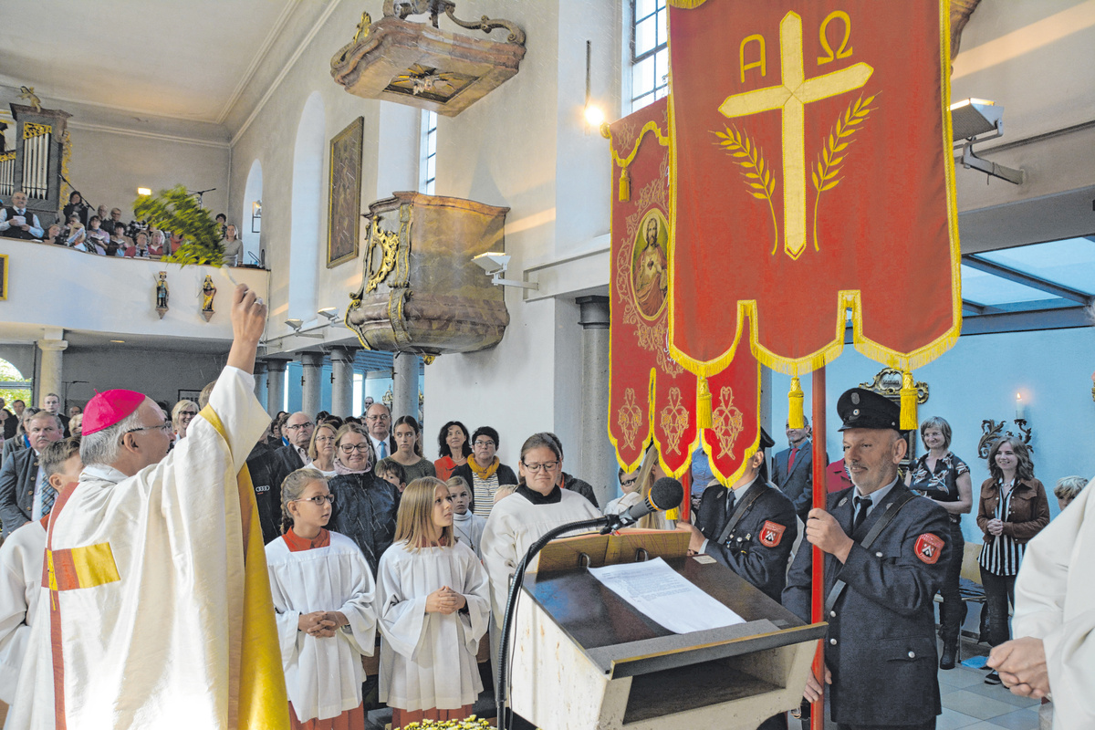 Mit Weihwasser und Weihrauch segnete Bischof Rudolf Voderholzer die restaurierte Bruderschaftsfahne. 