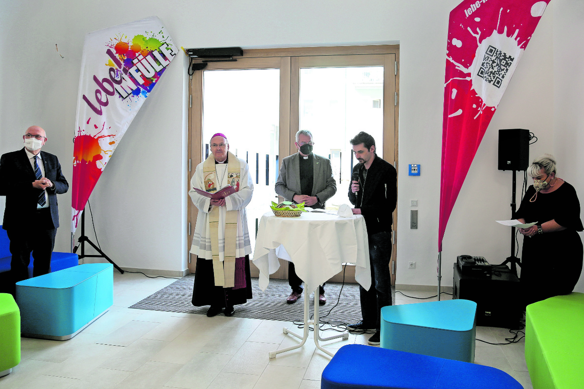 Nach dem Pontifikalamt mit den Mitarbeitern und dem Festakt war im neuen Jugendpastoralzentrum die Segensfeier. Foto: Hofbauer