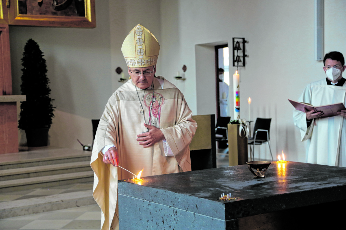 Bischof Rudolf Voderholzer hat in der neugestalteten Hauskapelle des DZO den neuen Altar geweiht. Foto: pdf