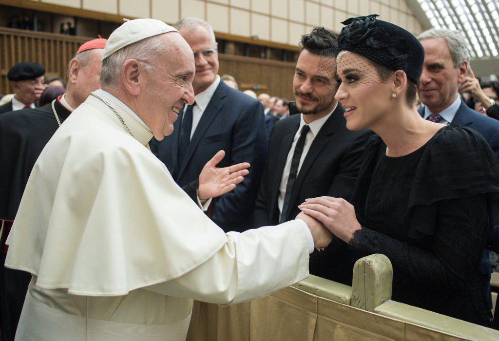 Papst Franziskus begrüßt Orlando Bloom und Katy Perry während einer Konferenz im Vatikan. (Foto: KNA)