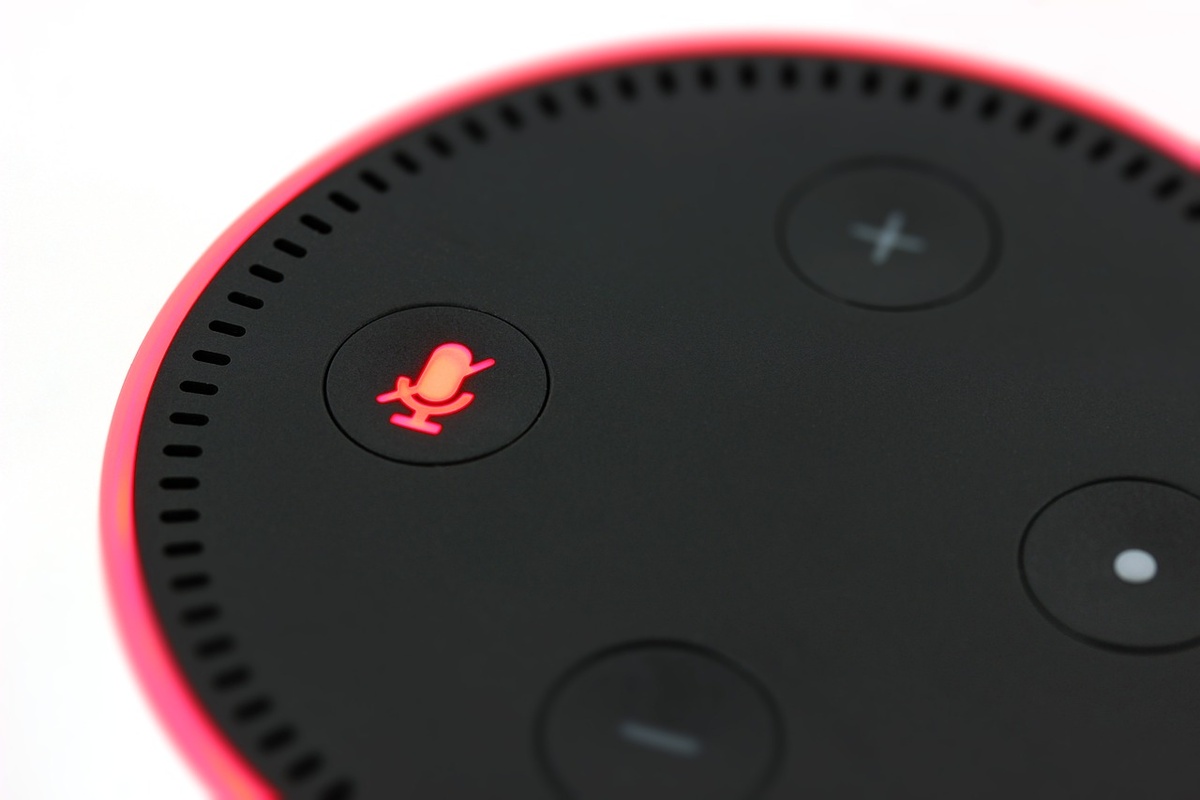 Der sprachgesteuerte Assistent Echo Dot, der vom Benutzer mit "Alexa" angeredet wird. (Foto: gem)