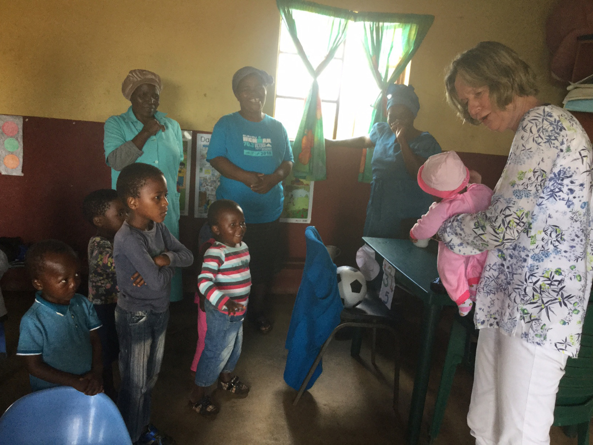 Mehrmals im Jahr reist Kirsten Boie nach Swasiland. 43 Prozent der Kinder dort haben einen oder beide Elternteile durch HIV verloren. Um sie zu betreuen, entstand die Idee der „Neighbourhood Carepoints“. Hier erhalten die Kinder täglich eine warme Mahlzeit, Zuwendung und Zugang zu Bildung.  (Foto: privat)