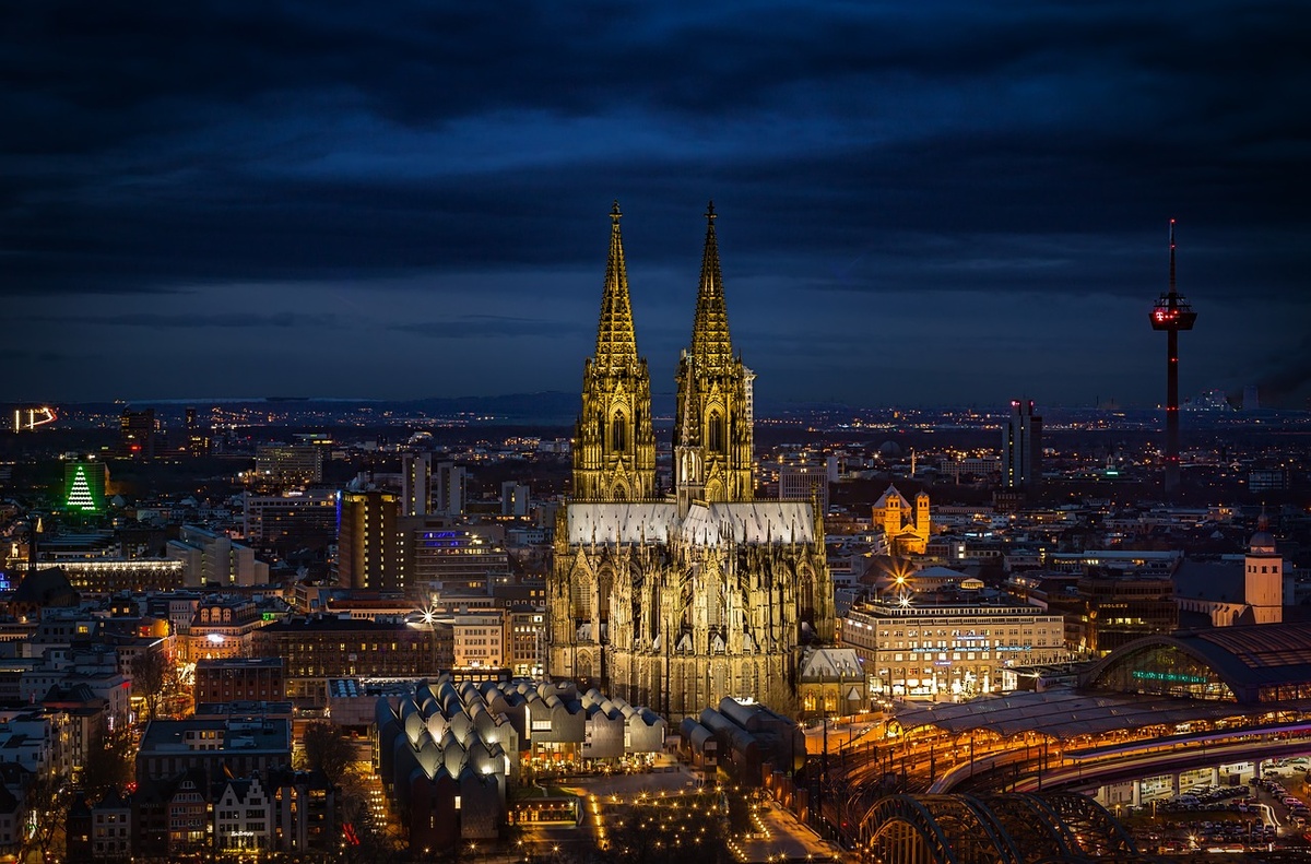 Der Kölner Dom leuchtet bei Nacht. (Foto: gem)