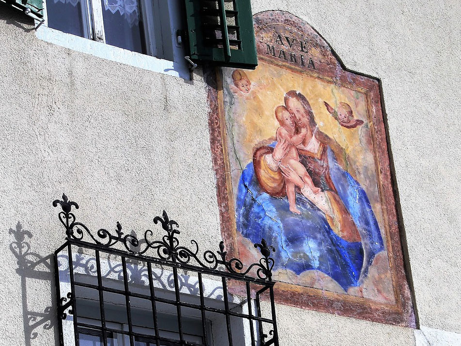 Gemälde zu Ehren der Gottesmutter an einer Hausfassade. (Foto: gem)