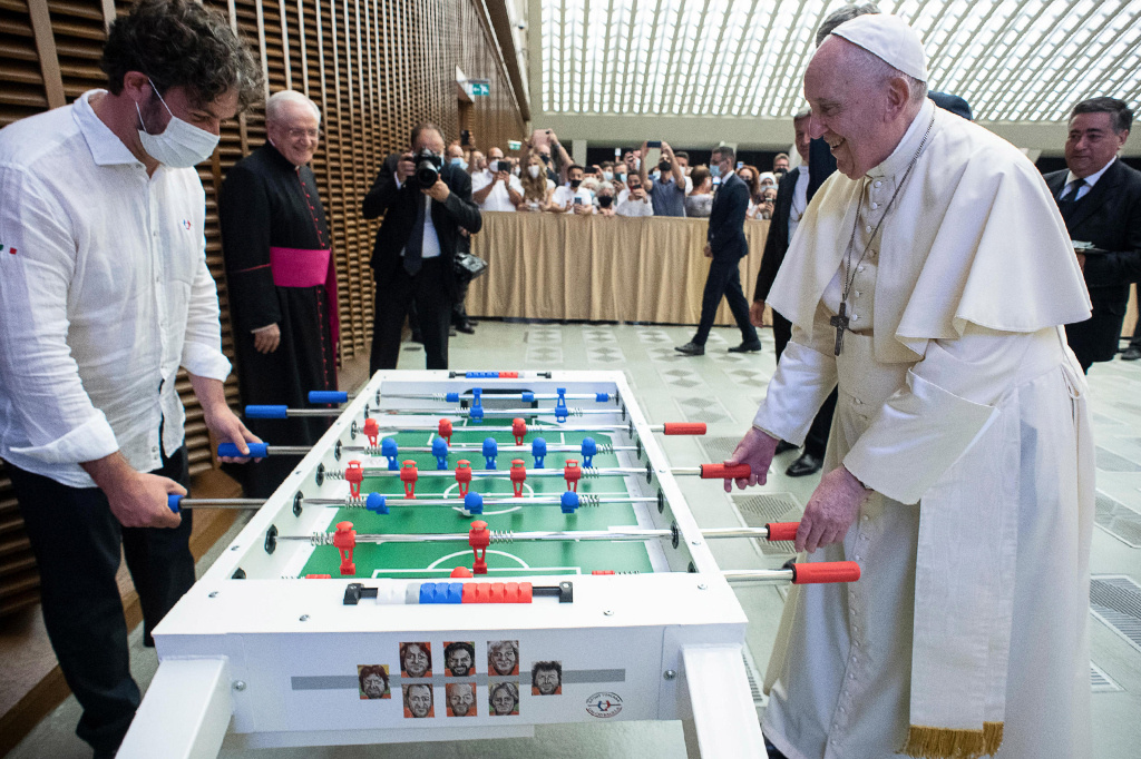 Das Tischkickerspielen nach der Generalaudienz machte Papst Franziskus sichtlich Spaß. (Foto: KNA)