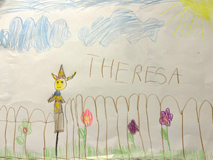 Theresa (6) freute sich über ihr farbenfrohes Kostüm als Vogelscheuche